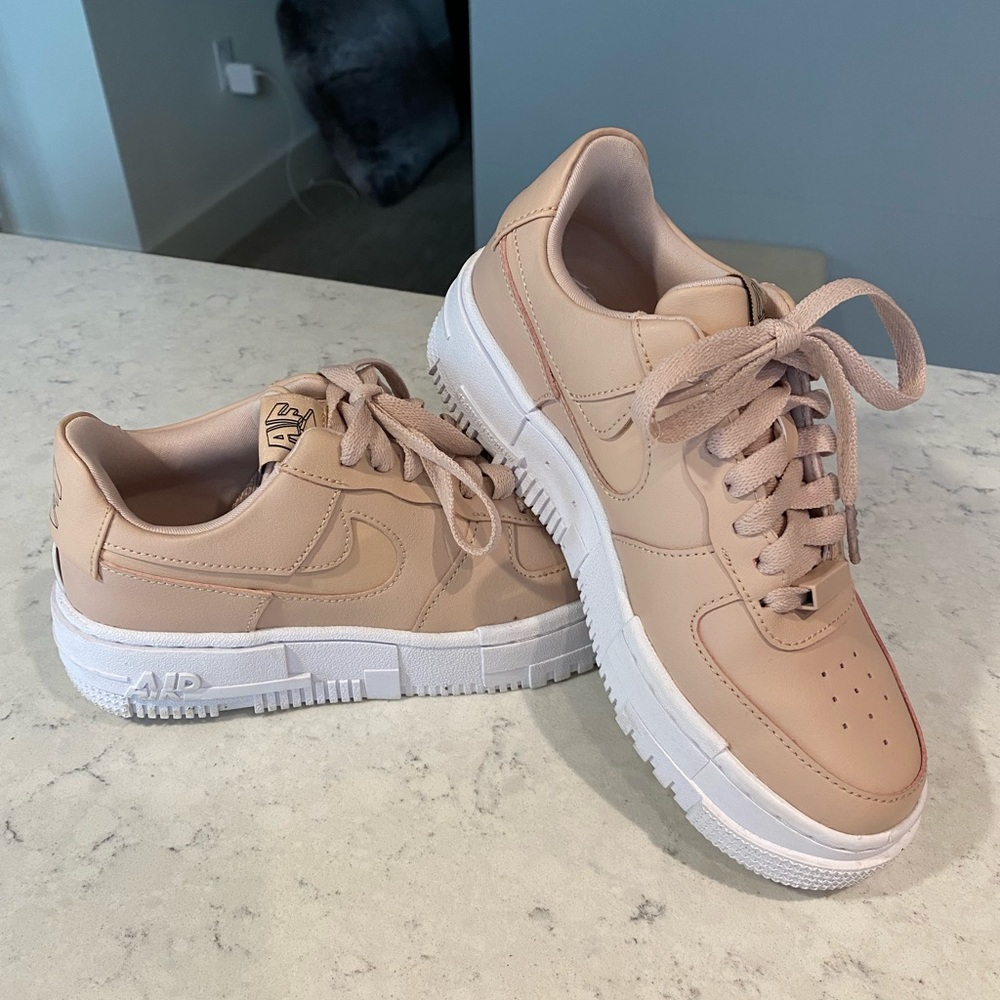 Nike Air Force 1 Pixel in beige
